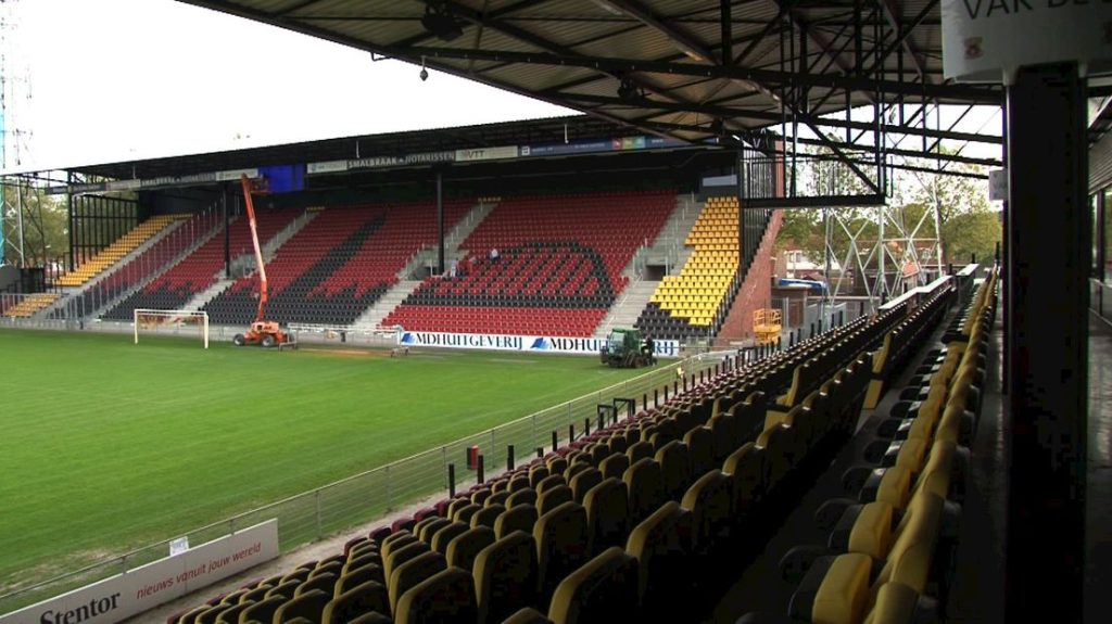 Verlicht Go Ahead stadion bij nacht